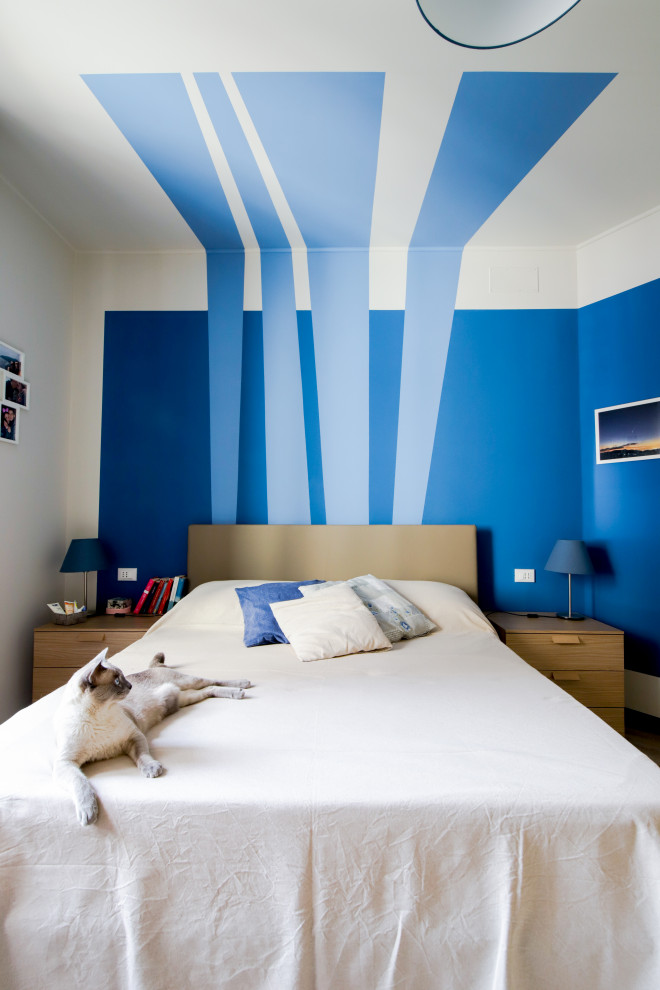 Свежая идея для дизайна: хозяйская спальня в современном стиле с синими стенами, полом из ламината, бежевым полом и любой отделкой стен - отличное фото интерьера
