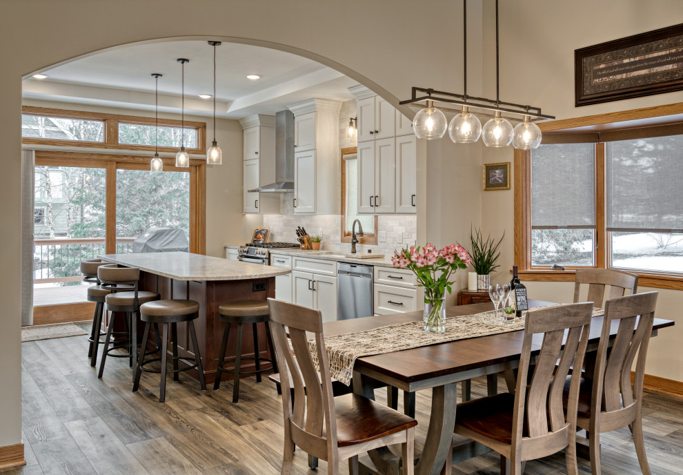 Mittelgroße Klassische Wohnküche mit beiger Wandfarbe, Vinylboden, grauem Boden und eingelassener Decke in Minneapolis