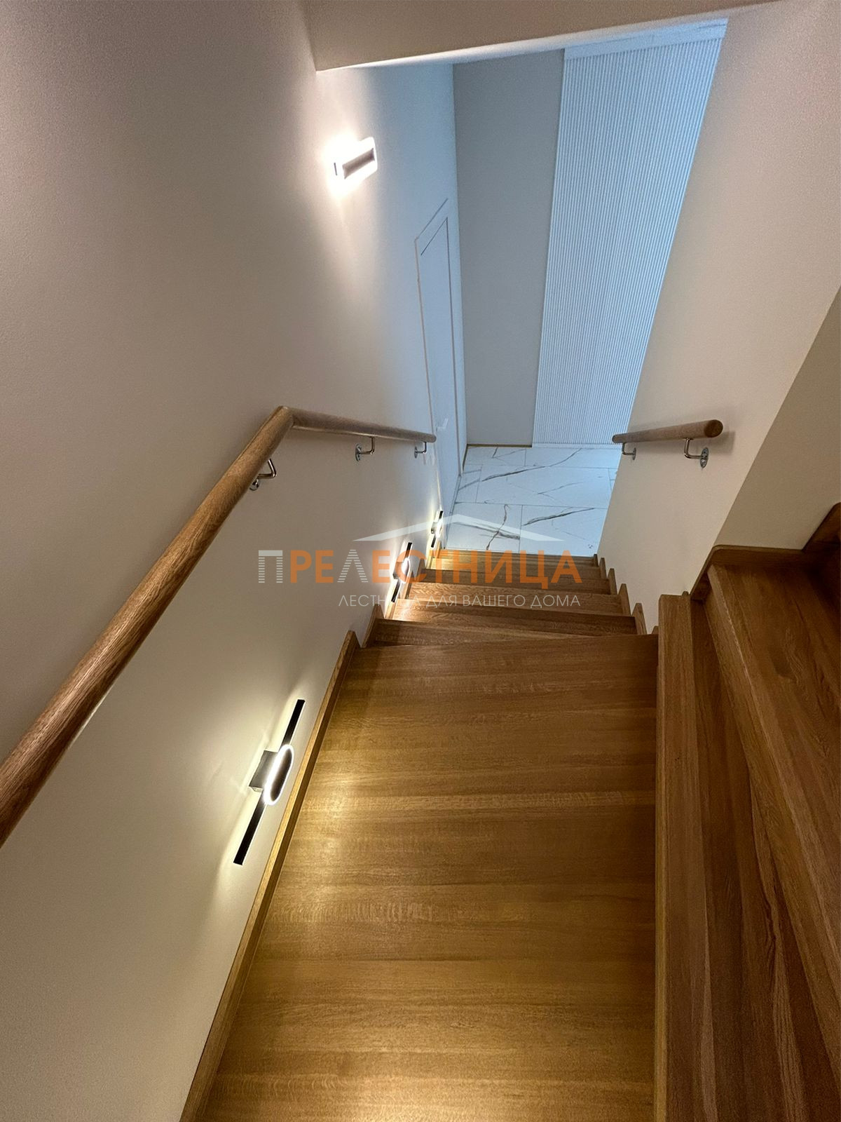 Две закрытых лестницы из дуба с шириной ступени 1500 мм