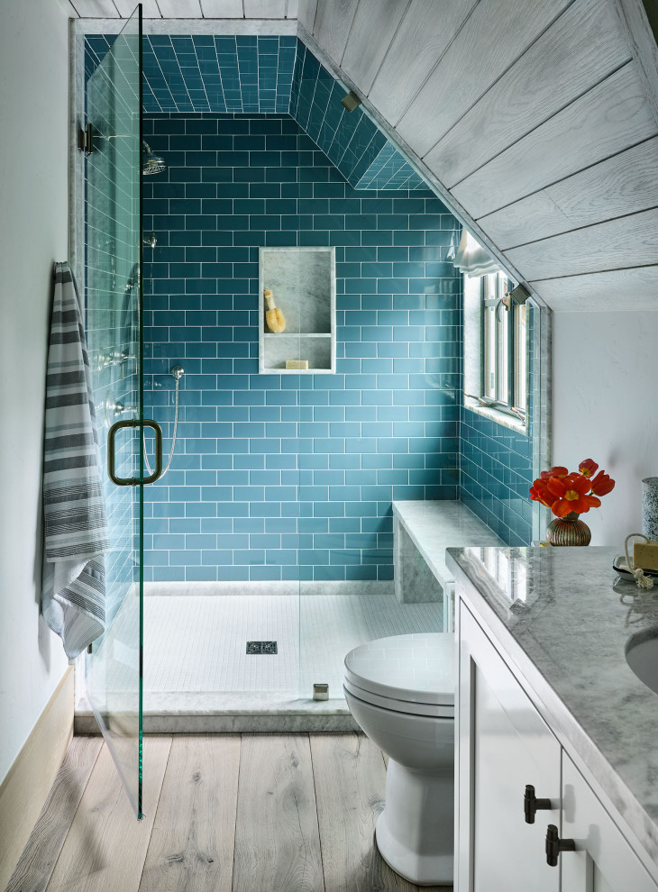 Источник вдохновения для домашнего уюта: маленькая ванная комната в стиле неоклассика (современная классика) с фасадами с утопленной филенкой, белыми фасадами, душем в нише, унитазом-моноблоком, синей плиткой, плиткой кабанчик, белыми стенами, паркетным полом среднего тона, душевой кабиной, врезной раковиной, коричневым полом, душем с распашными дверями, серой столешницей, тумбой под одну раковину, встроенной тумбой и деревянным потолком для на участке и в саду