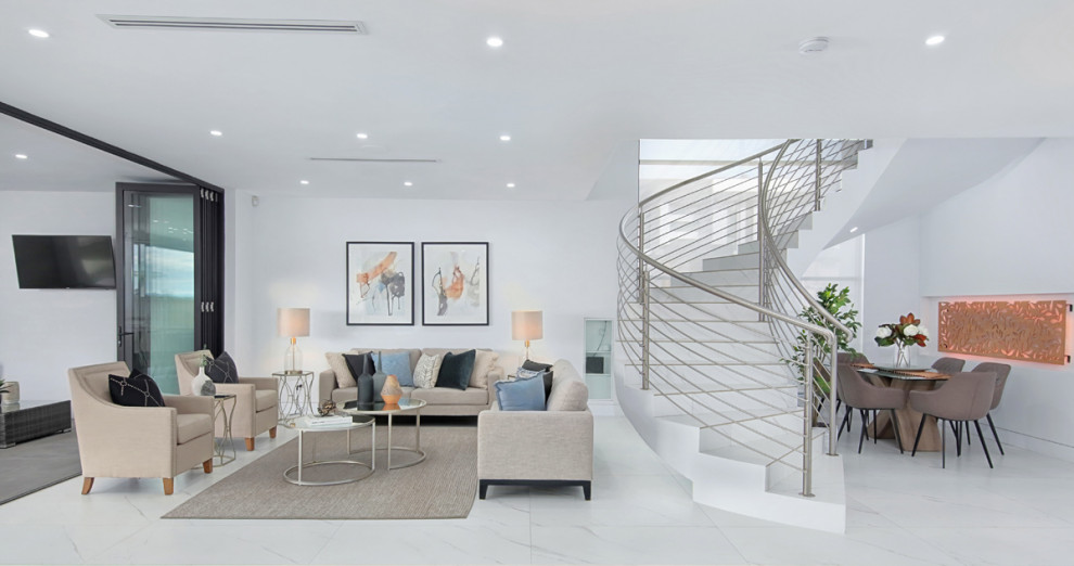 Идея дизайна: большая парадная, открытая гостиная комната в стиле модернизм с белыми стенами, полом из керамической плитки и белым полом