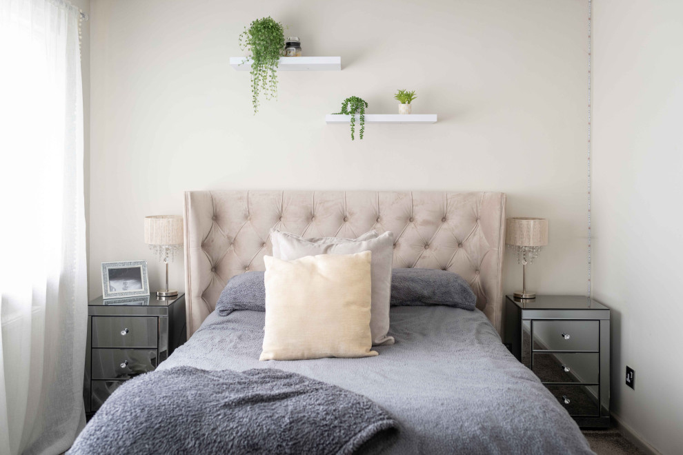 На фото: спальня среднего размера в современном стиле с ковровым покрытием, печью-буржуйкой, фасадом камина из кирпича, серым полом и акцентной стеной