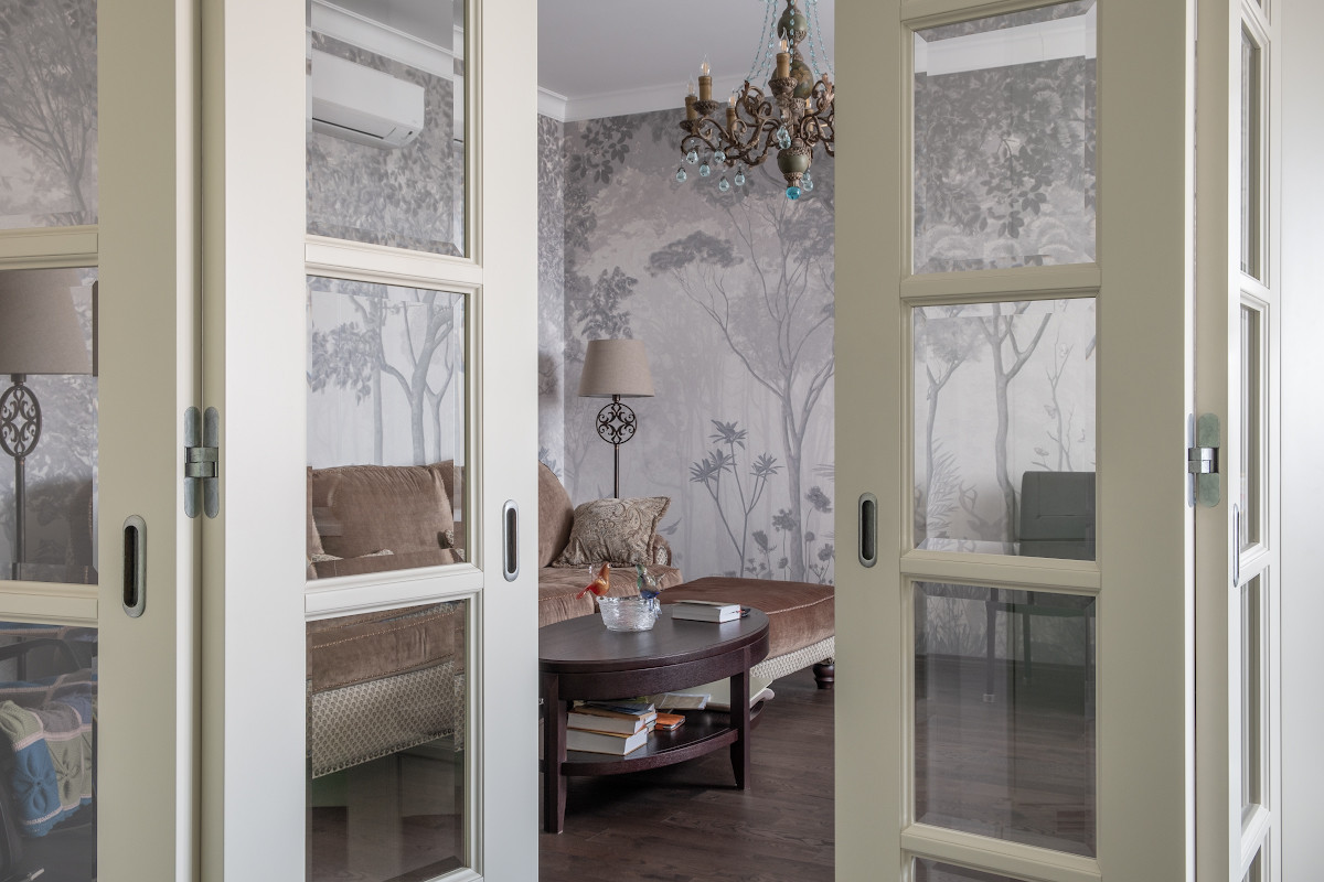 Интерьер с дверью-книжкой Брянский лес