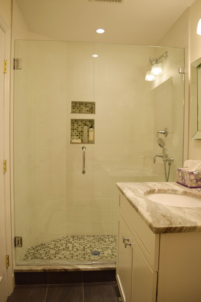Immagine di una stanza da bagno con ante bianche, pareti bianche, pavimento con piastrelle in ceramica, lavabo sottopiano, pavimento marrone e porta doccia a battente