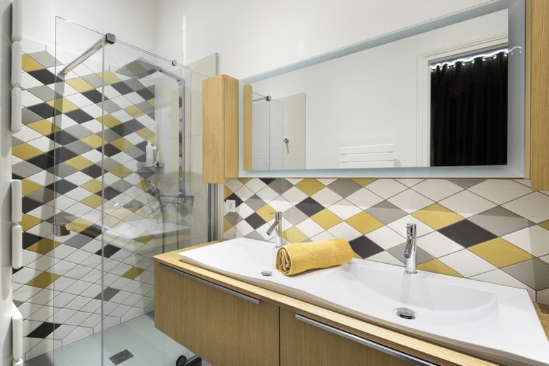 Inspiration for a small contemporary master bathroom in Rennes with a curbless shower, yellow tile, beige walls, ceramic floors, wood benchtops and grey floor.