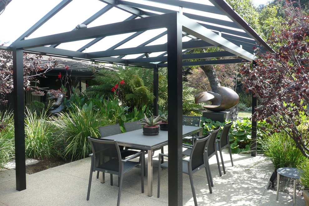 Photo of a contemporary patio in Los Angeles with a pergola.