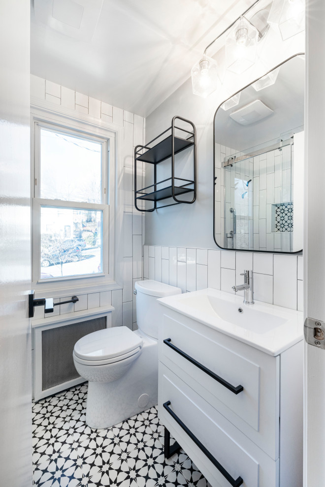 На фото: маленькая ванная комната в стиле ретро с фасадами островного типа, белыми фасадами, душем в нише, раздельным унитазом, белой плиткой, плиткой кабанчик, серыми стенами, полом из керамогранита, душевой кабиной, накладной раковиной, столешницей из искусственного камня, черным полом, душем с раздвижными дверями, белой столешницей, нишей, тумбой под одну раковину, напольной тумбой и панелями на стенах для на участке и в саду с
