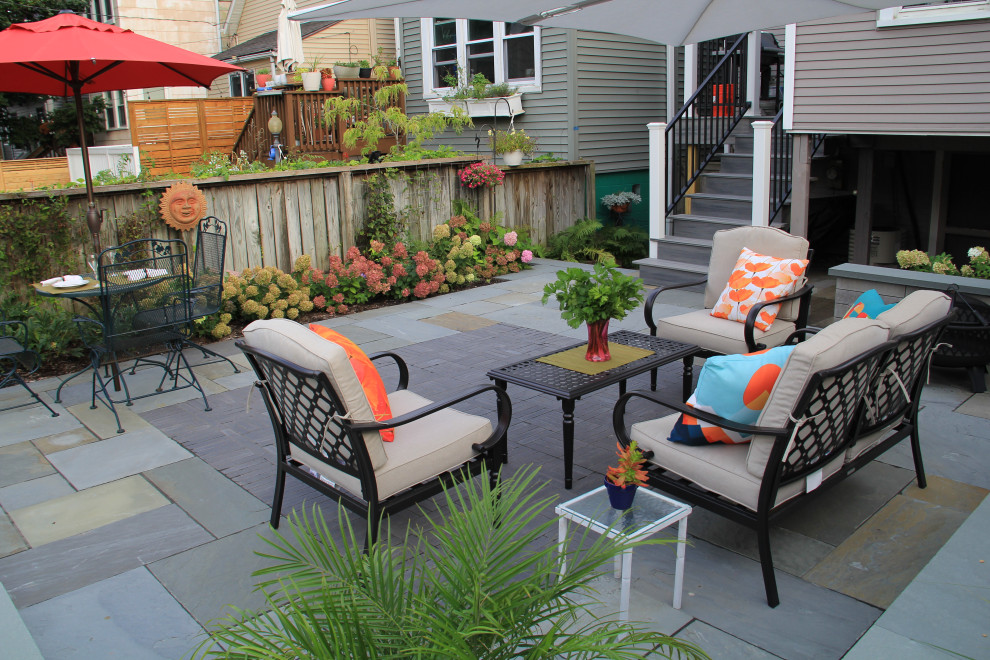 Example of a transitional home design design in Chicago