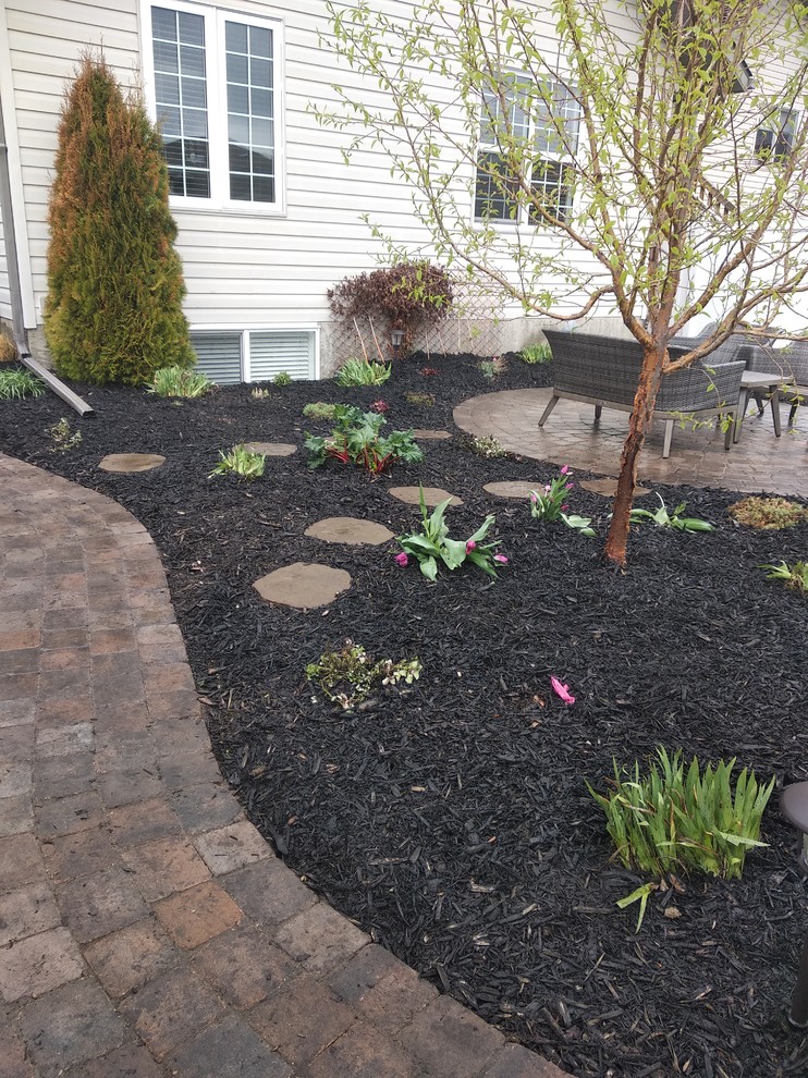 Inspiration for a rustic landscaping in Calgary.