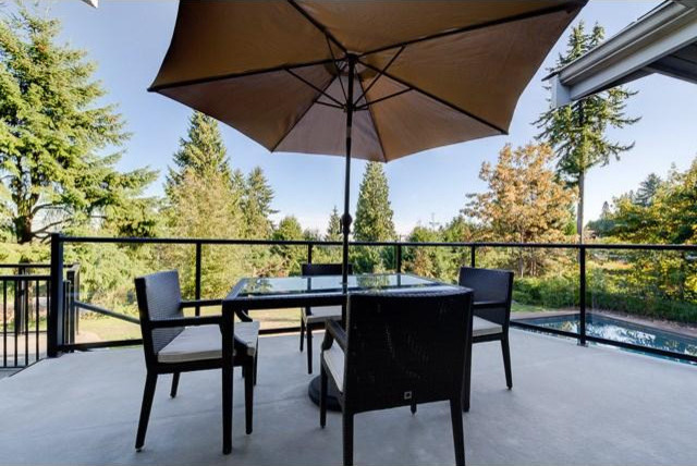 Inspiration for a modern deck remodel in Vancouver