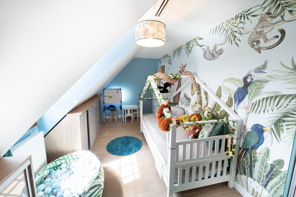 Exemple d'une petite chambre d'enfant de 1 à 3 ans chic avec un sol en linoléum, un sol beige et du papier peint.