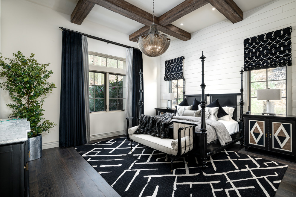 Imagen de habitación de invitados grande sin chimenea con paredes blancas, suelo de madera oscura, suelo negro, vigas vistas y machihembrado