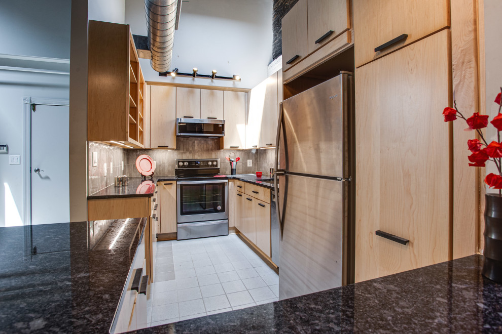 Kleine Moderne Küche in U-Form mit flächenbündigen Schrankfronten, hellen Holzschränken, Granit-Arbeitsplatte und Kücheninsel in Washington, D.C.