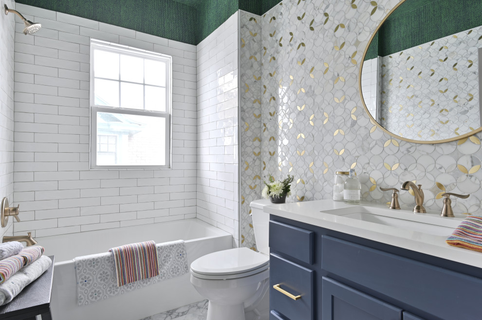 Пример оригинального дизайна: ванная комната с фасадами с утопленной филенкой, синими фасадами, накладной ванной, душем над ванной, унитазом-моноблоком, разноцветной плиткой, мраморной плиткой, разноцветными стенами, полом из керамогранита, накладной раковиной, столешницей из искусственного кварца, разноцветным полом, шторкой для ванной, белой столешницей, тумбой под одну раковину, встроенной тумбой, потолком с обоями и обоями на стенах