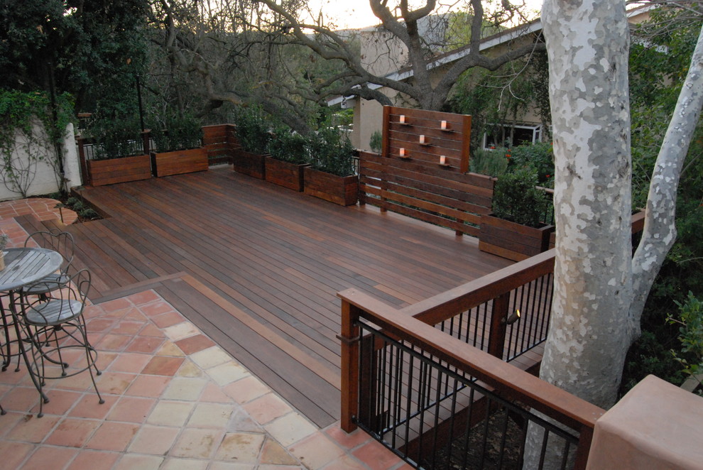 Photo of a mid-sized contemporary backyard deck in Los Angeles.