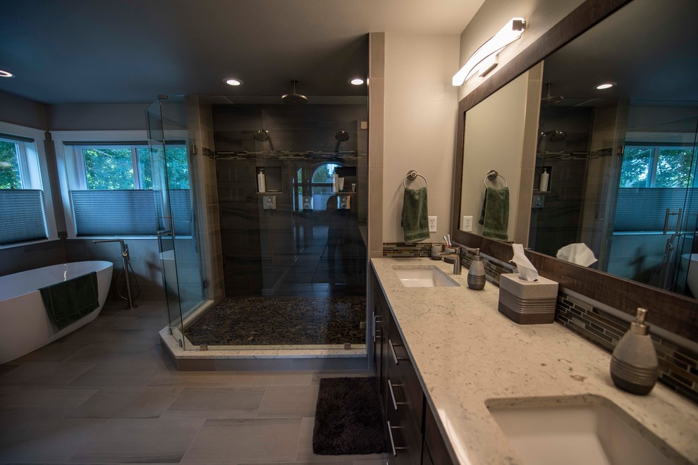 Example of a mid-sized transitional bathroom design