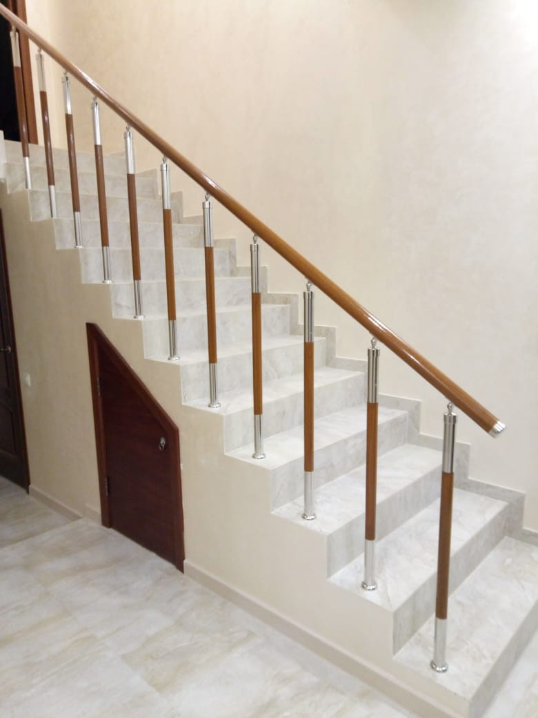 Перила из нержавеющей стали и дерева
