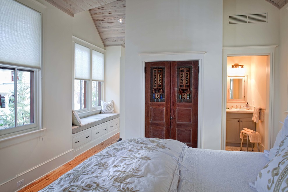Inspiration for a large transitional guest bedroom in Atlanta with white walls, light hardwood floors and no fireplace.