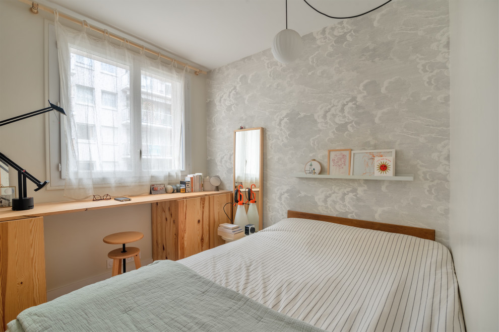 Cette photo montre une petite chambre d'amis blanche et bois scandinave avec un mur blanc, parquet clair, un sol beige, du papier peint et verrière.