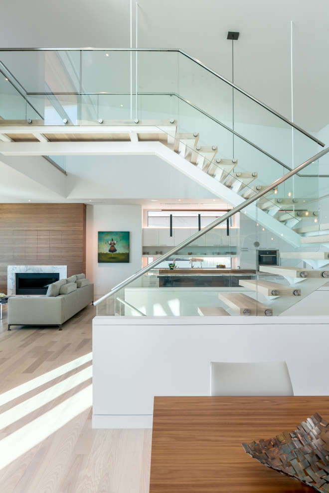 Источник вдохновения для домашнего уюта: гостиная-столовая среднего размера в стиле модернизм с белыми стенами и деревянными стенами