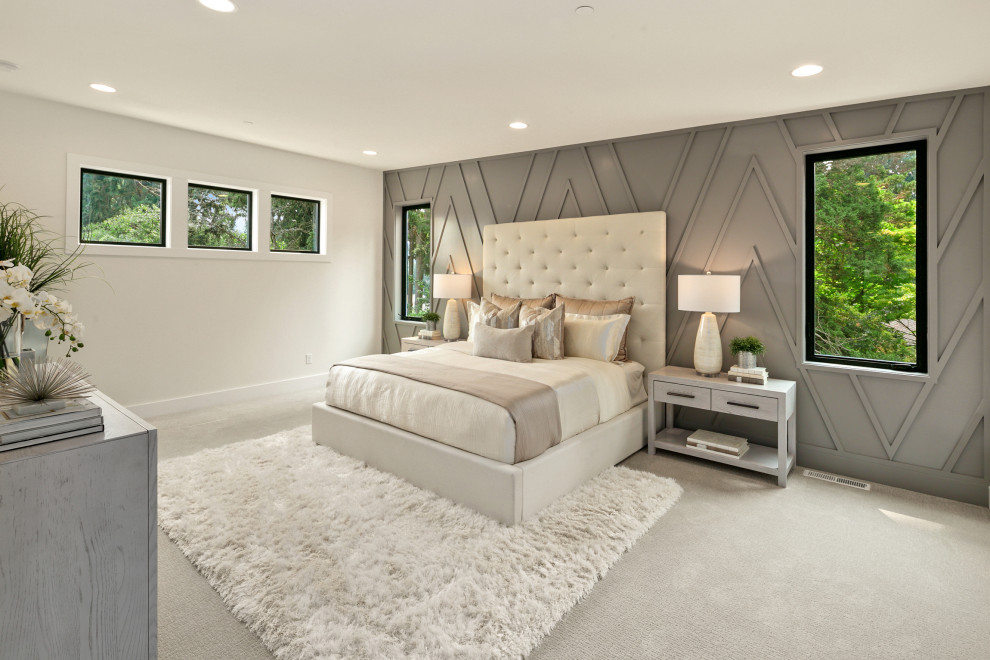 Источник вдохновения для домашнего уюта: большая хозяйская спальня в стиле модернизм с белыми стенами, ковровым покрытием, серым полом и панелями на части стены