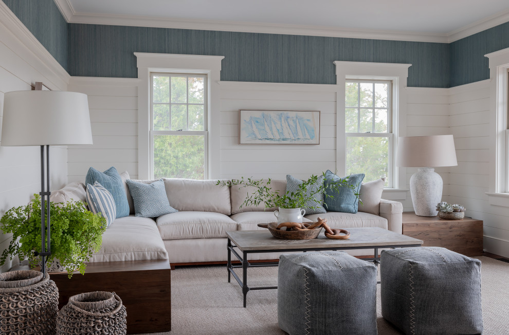 Источник вдохновения для домашнего уюта: гостиная комната в морском стиле с синими стенами, темным паркетным полом, коричневым полом, стенами из вагонки и панелями на стенах
