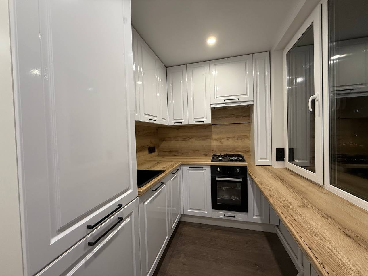 Метро Большевиков, Дом 1960 года постройки.