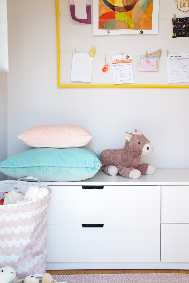 Small contemporary kids' room in Stuttgart with pink walls for kids 4-10 years old and girls.