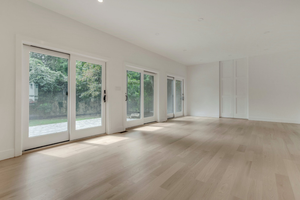 Ispirazione per un soggiorno scandinavo di medie dimensioni e aperto con parquet chiaro e pavimento bianco