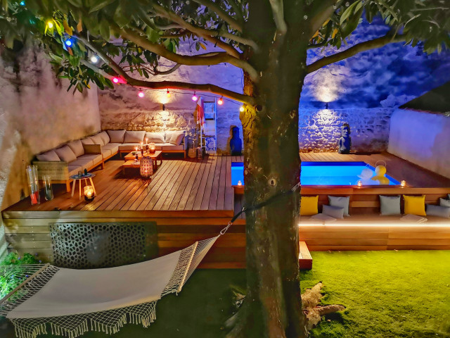 Mini-piscine dans un jardin de ville contemporary-terrace