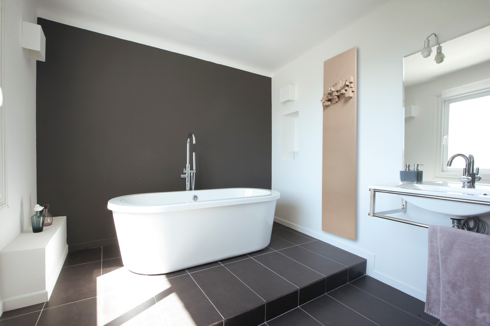 Photo of a contemporary bathroom in Brisbane.
