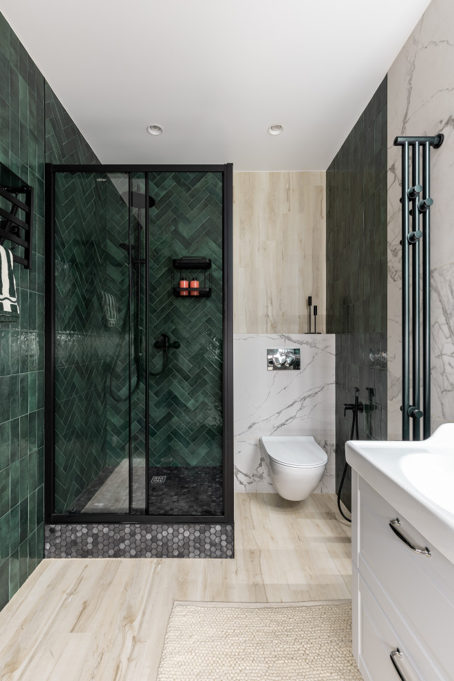 Идея дизайна: маленькая ванная комната с белыми фасадами, зеркальной плиткой, зелеными стенами, душевой кабиной, душем с распашными дверями и подвесной тумбой для на участке и в саду