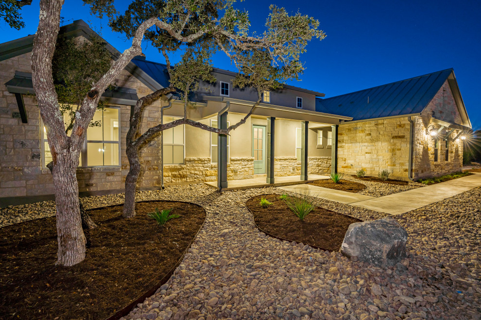 Example of a transitional home design design in Austin