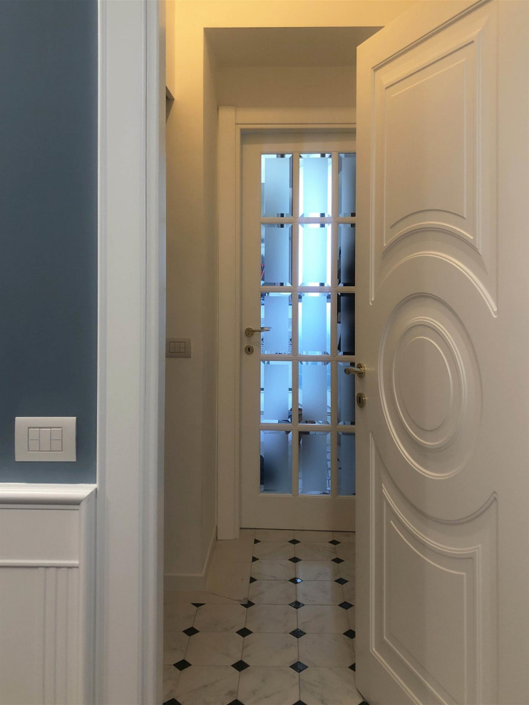 Пример оригинального дизайна: коридор среднего размера в классическом стиле с синими стенами, светлым паркетным полом и панелями на стенах