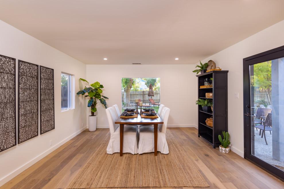 Aménagement d'une salle à manger ouverte sur la cuisine contemporaine de taille moyenne avec un mur beige, parquet clair et un sol marron.