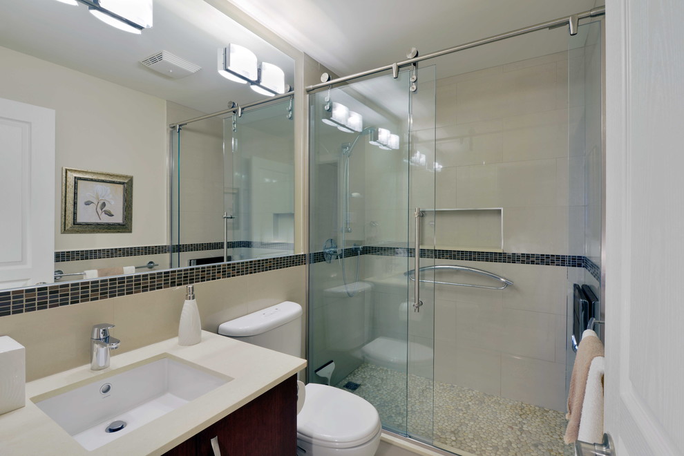 Example of a transitional bathroom design in Ottawa