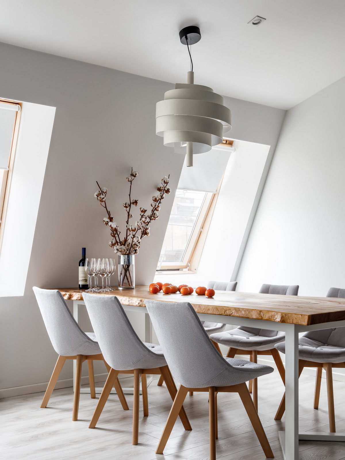 Белая мансардная квартира в историческом центре Петербурга