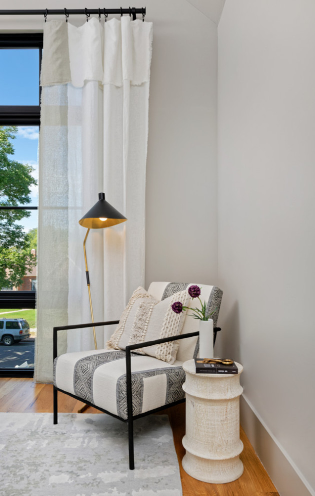Свежая идея для дизайна: хозяйская спальня среднего размера в современном стиле с белыми стенами и паркетным полом среднего тона без камина - отличное фото интерьера