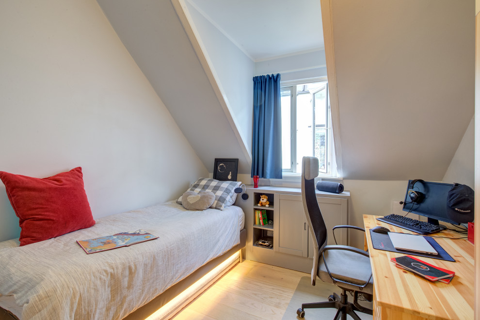 Kleines Mid-Century Kinderzimmer mit Schlafplatz, grauer Wandfarbe und hellem Holzboden in Kopenhagen
