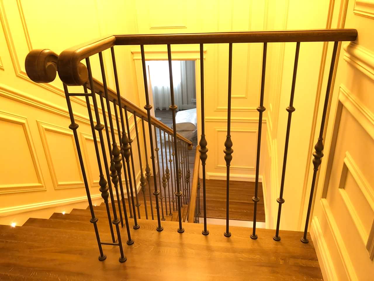 Облицовка лестниц из бетона с токарными стойками (2019)