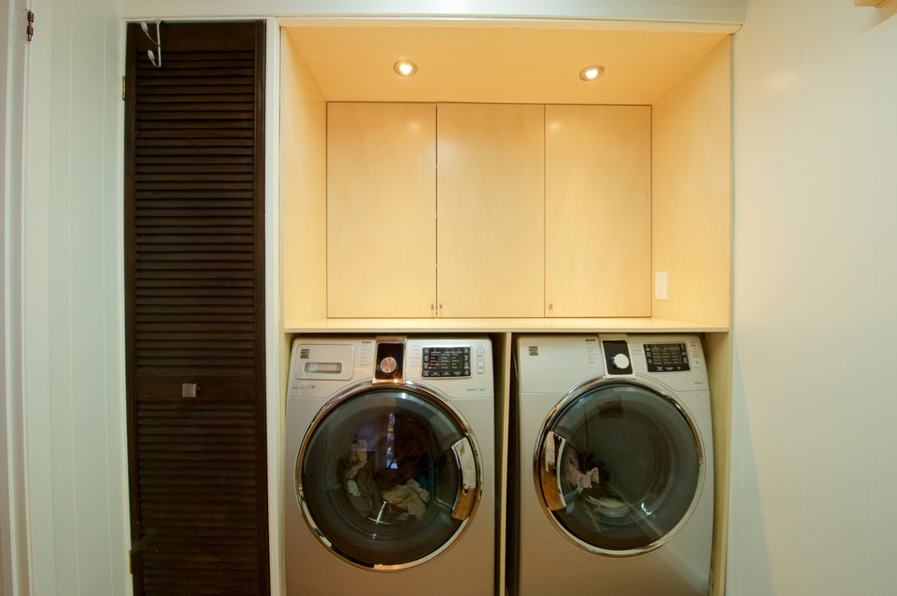 Inspiration for a contemporary laundry room in Toronto.