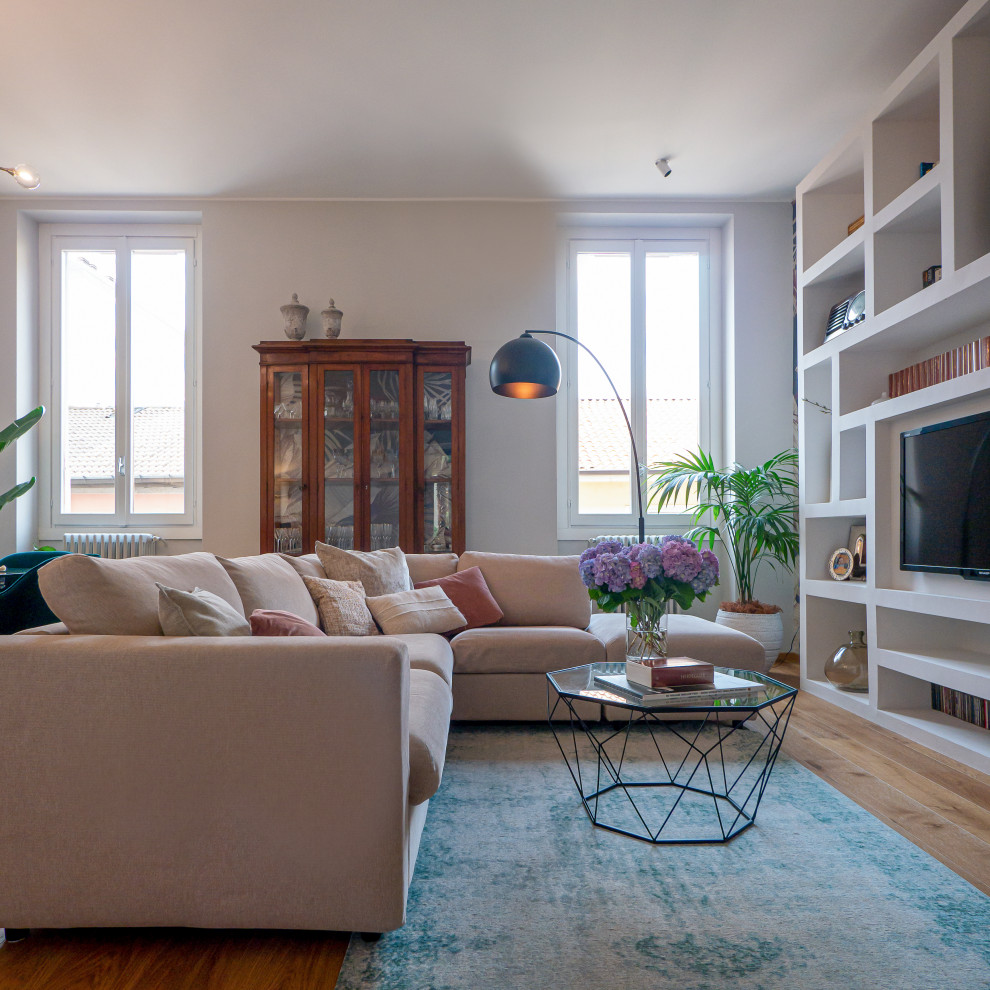 Источник вдохновения для домашнего уюта: большая открытая гостиная комната в современном стиле с серыми стенами, светлым паркетным полом, телевизором на стене и обоями на стенах