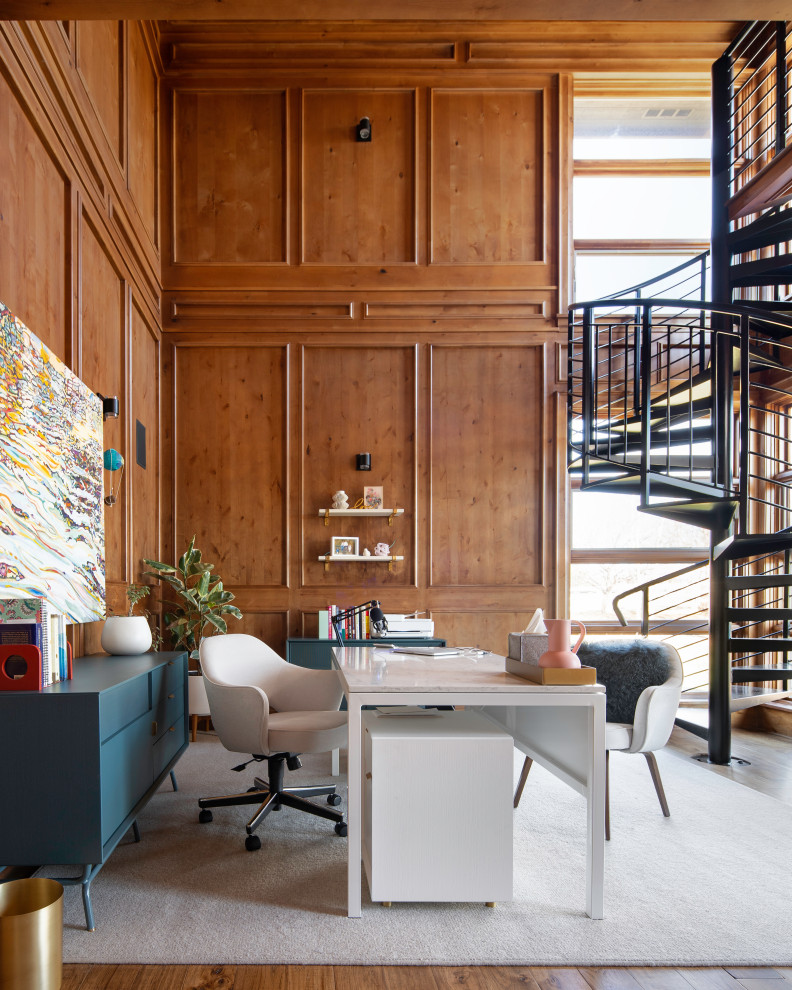 Idée de décoration pour un bureau design en bois avec un sol en bois brun, un bureau indépendant et un plafond en bois.