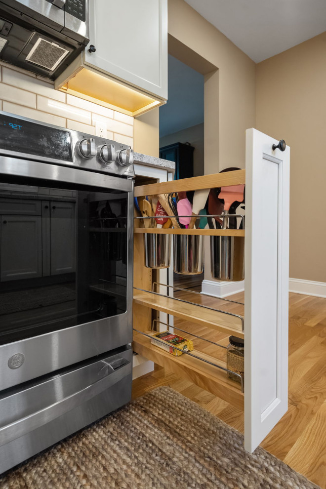 Kitchen - transitional kitchen idea in Boston
