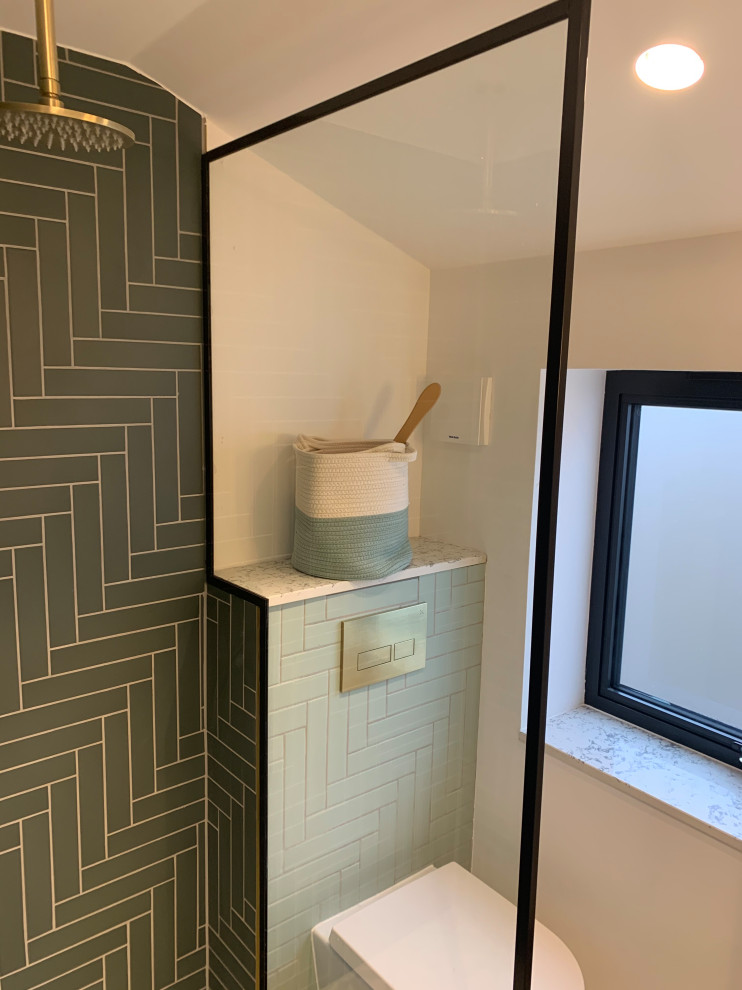 Idéer för små funkis vitt en-suite badrum, med släta luckor, en öppen dusch, grön kakel och cementgolv
