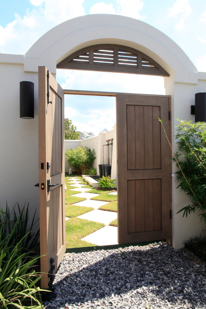 Example of a classic entryway design in New Orleans