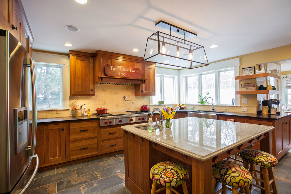 Design ideas for an arts and crafts kitchen in Boston.