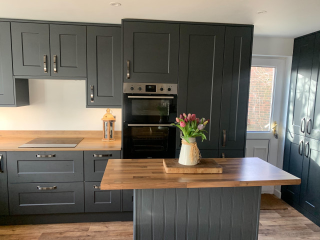 Black Traditional Kitchen in Maidenbower klassisk-koekken