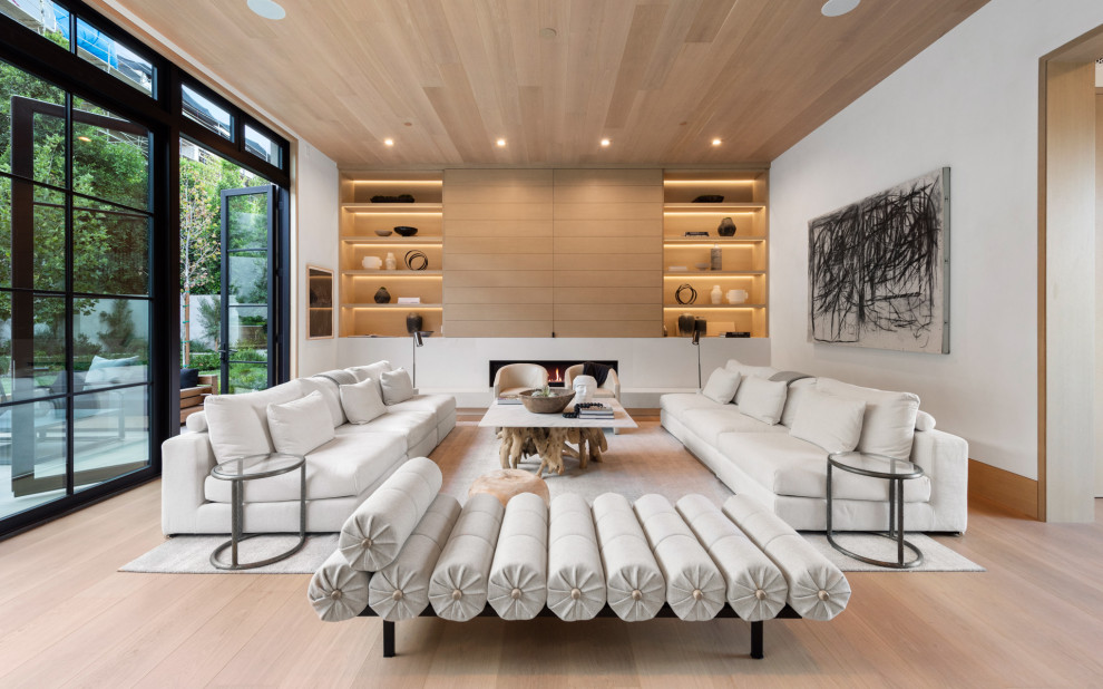 Réalisation d'un salon design ouvert avec parquet clair, une cheminée ribbon, un téléviseur dissimulé, un sol marron et un plafond en bois.