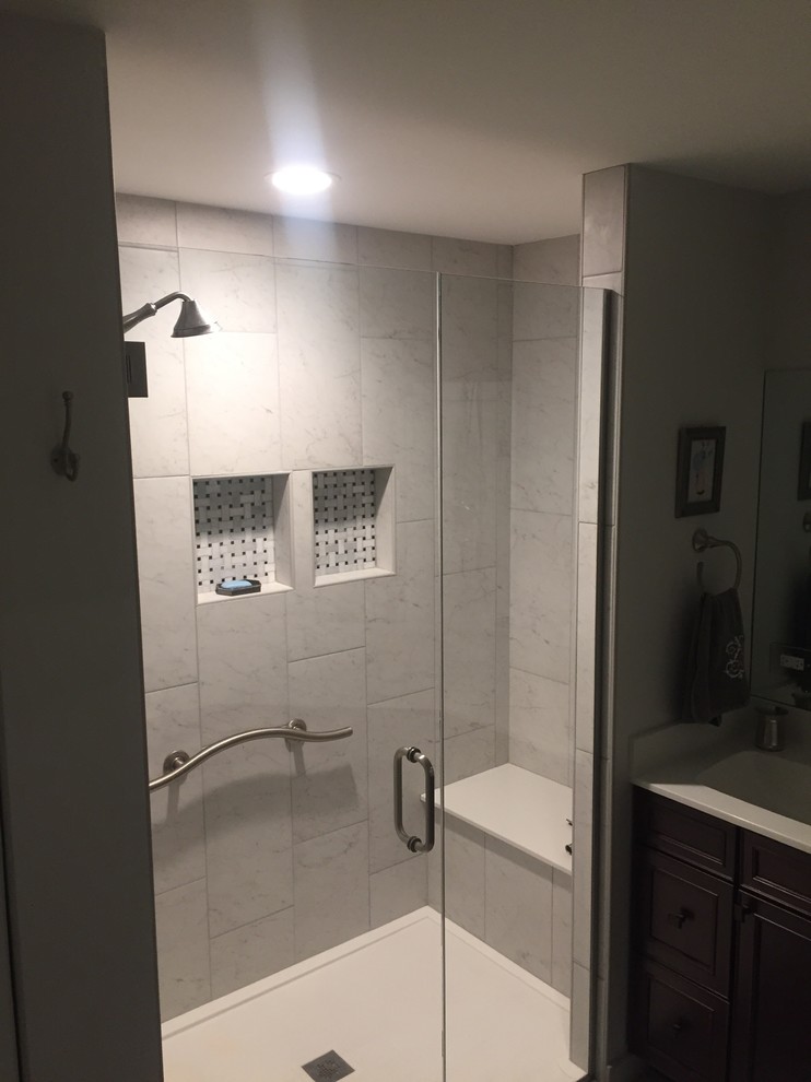 Photo of a mid-sized transitional master bathroom in Chicago with gray tile, porcelain tile and grey walls.